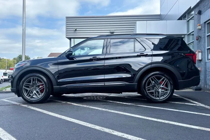 2025 Ford Explorer ST photo 1