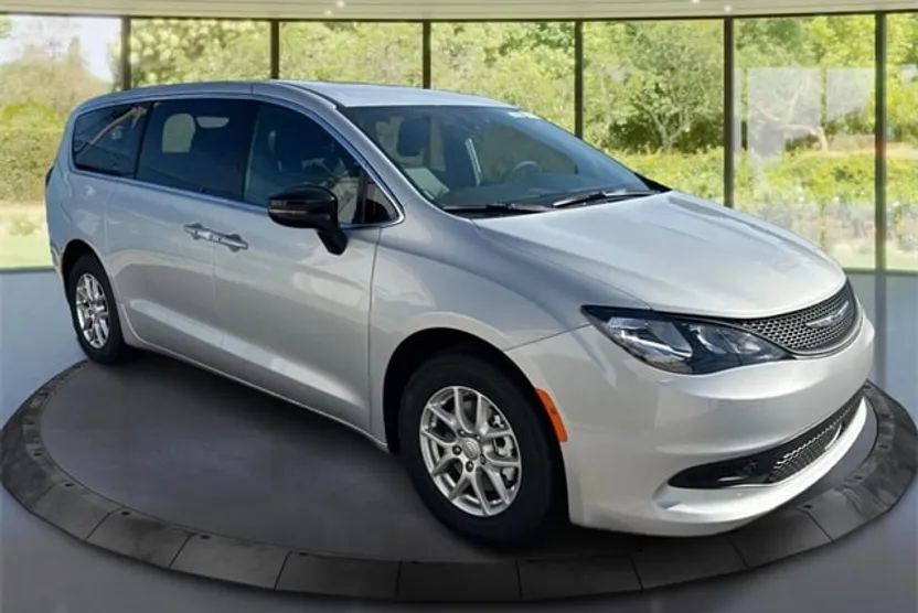 2026 Chrysler Voyager LX photo 1