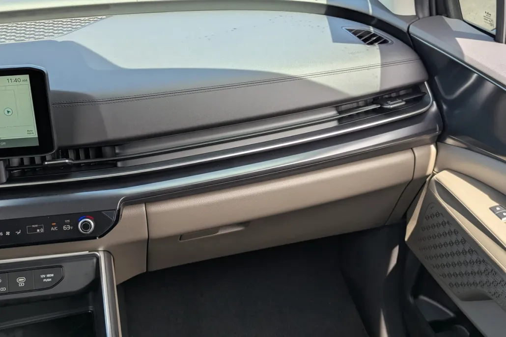 2025 Kia Carnival LXS photo 1