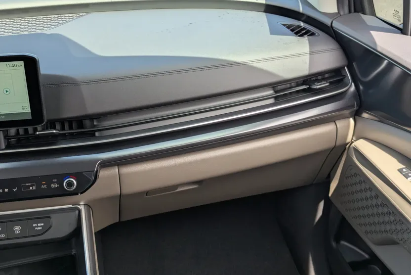 2025 Kia Carnival LXS photo 1