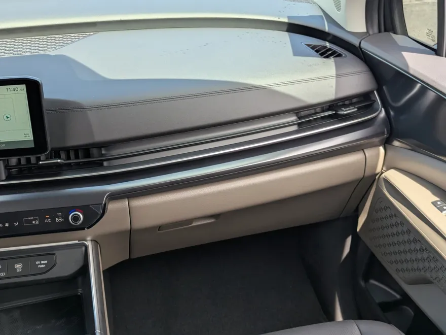 2025 Kia Carnival LXS photo 1