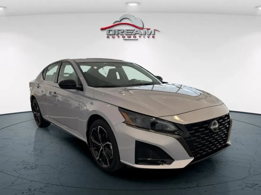 2025 Nissan Altima SR photo 1
