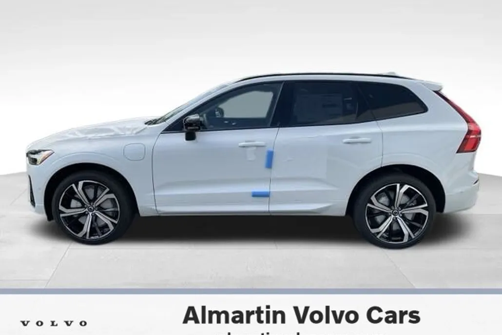 2025 Volvo XC60 T8 photo 1