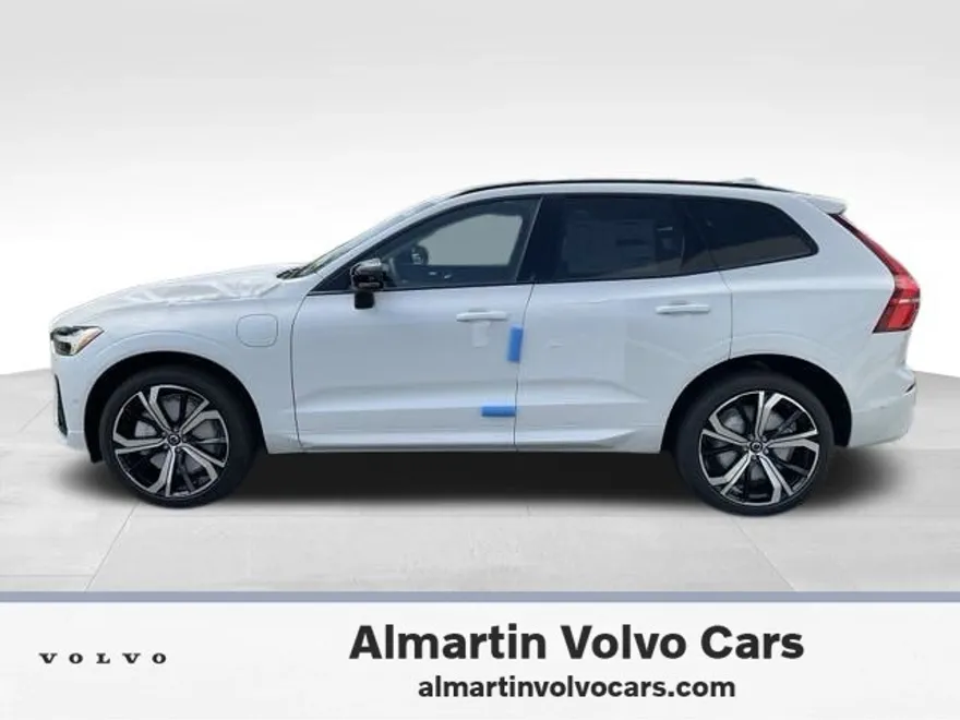 2025 Volvo XC60 T8 photo 1