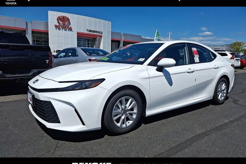 2025 Toyota Camry LE photo 1
