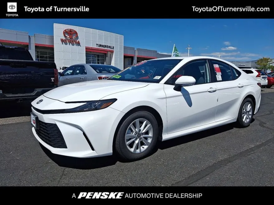 2025 Toyota Camry LE photo 1