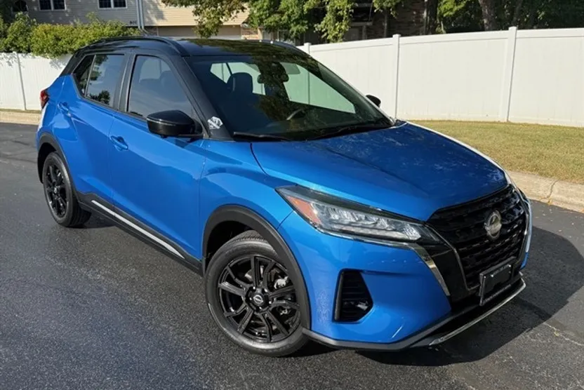 2023 Nissan Kicks SR photo 1