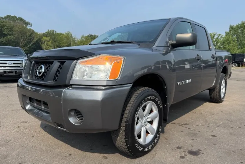 2014 Nissan Titan SV photo 1