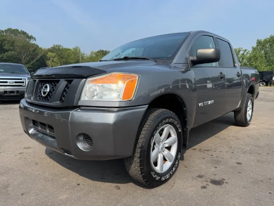 2014 Nissan Titan SV photo 1