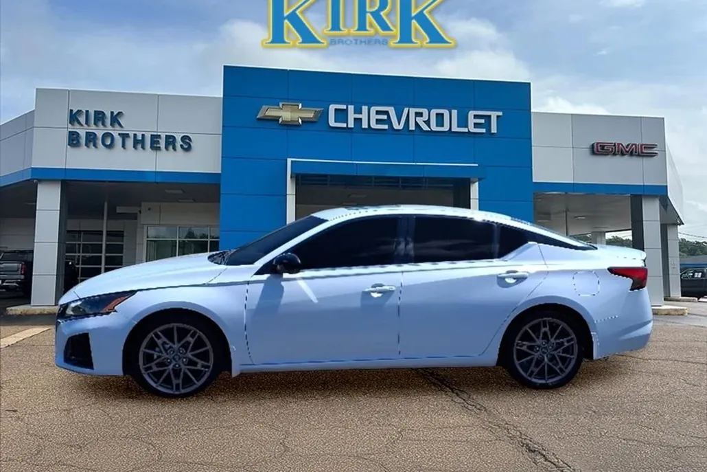 2024 Nissan Altima SR photo 1