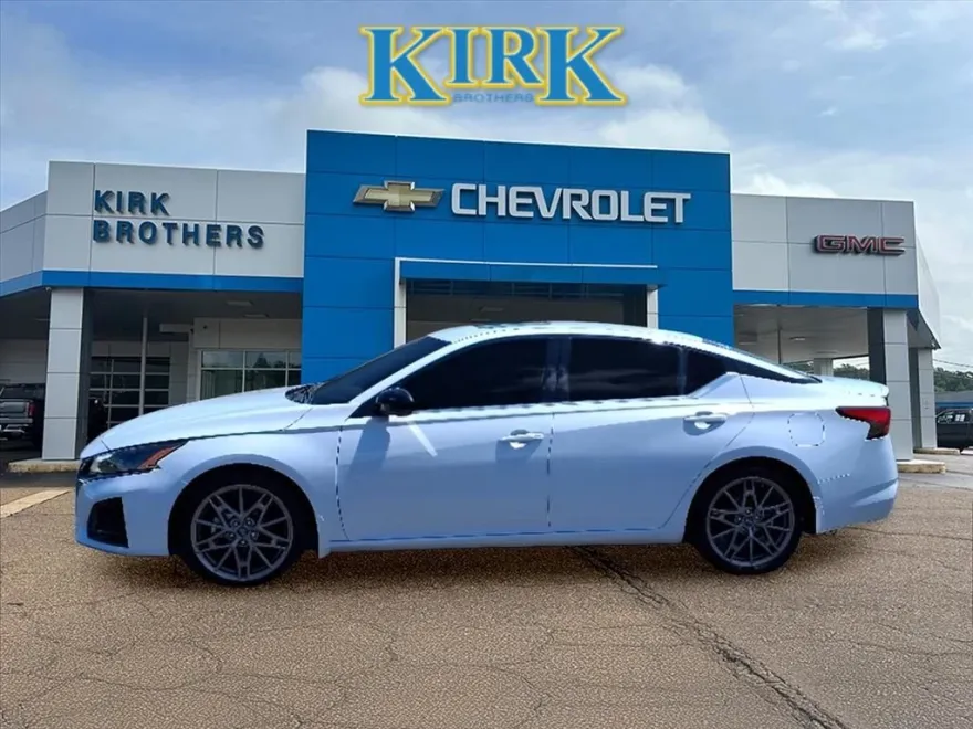 2024 Nissan Altima SR photo 1