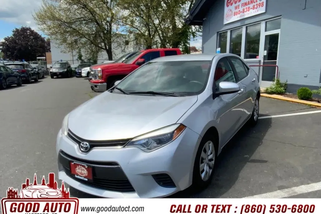 2015 Toyota Corolla LE photo 1