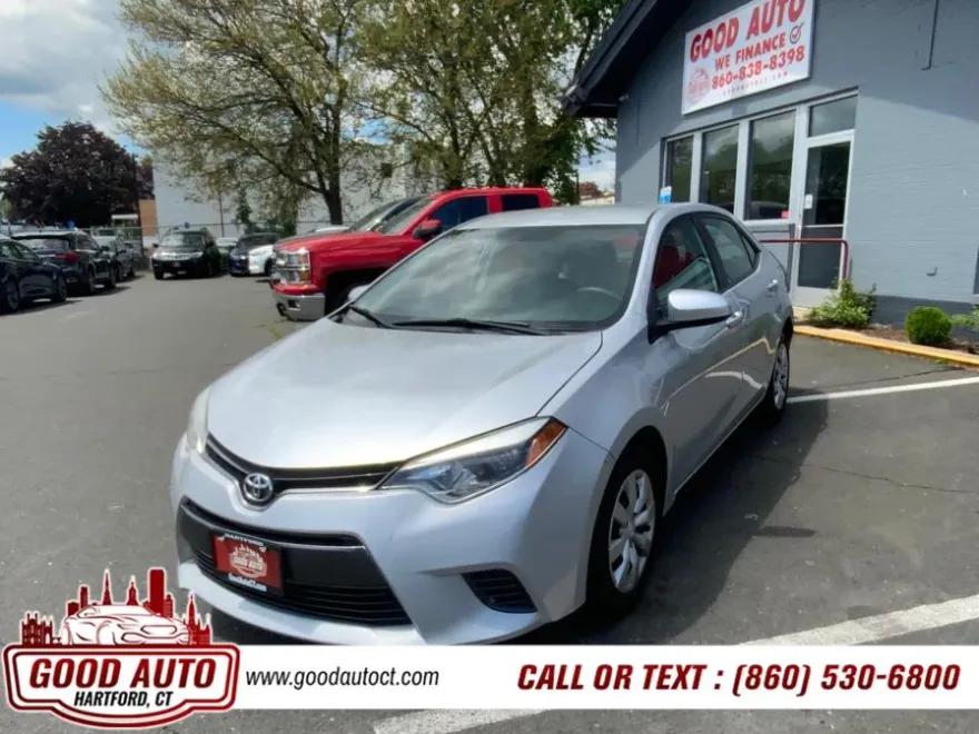 2015 Toyota Corolla LE photo 1