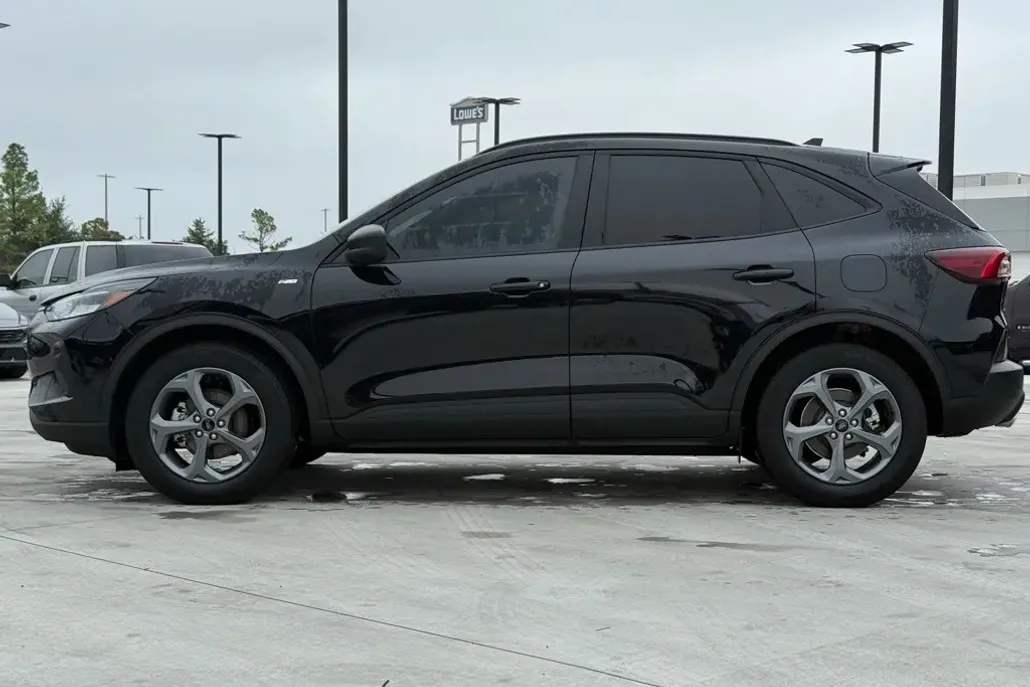 2025 Ford Escape ST-Line photo 1