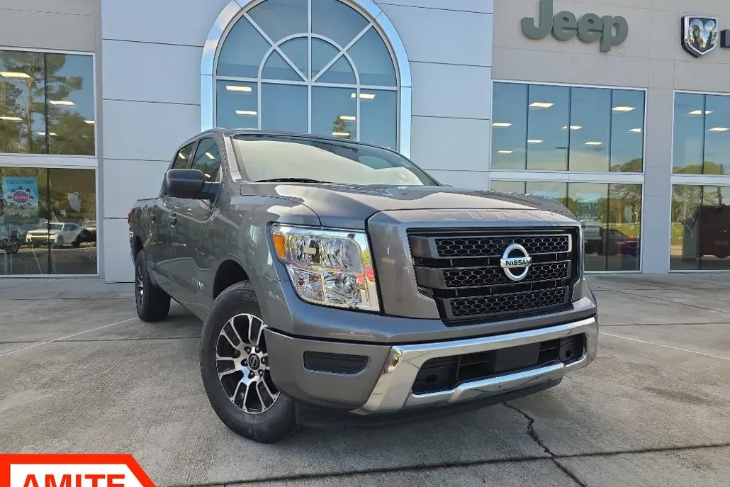 2023 Nissan Titan SV photo 1