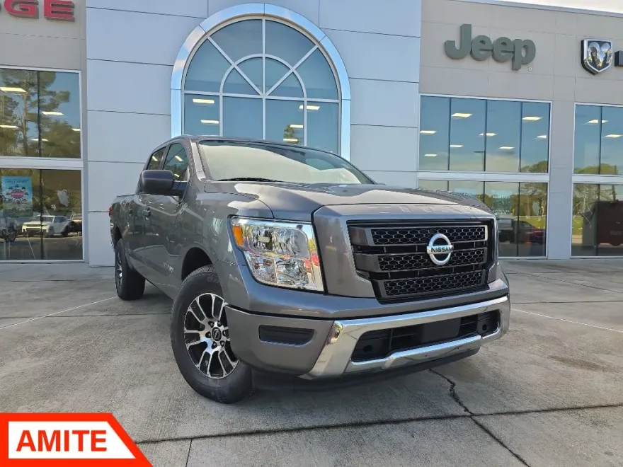 2023 Nissan Titan SV photo 1