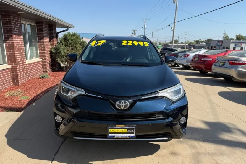 2017 Toyota RAV4 Limited photo 1