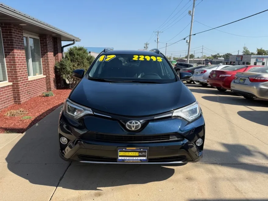 2017 Toyota RAV4 Limited photo 1