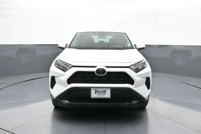 2022 Toyota RAV4 LE photo 1