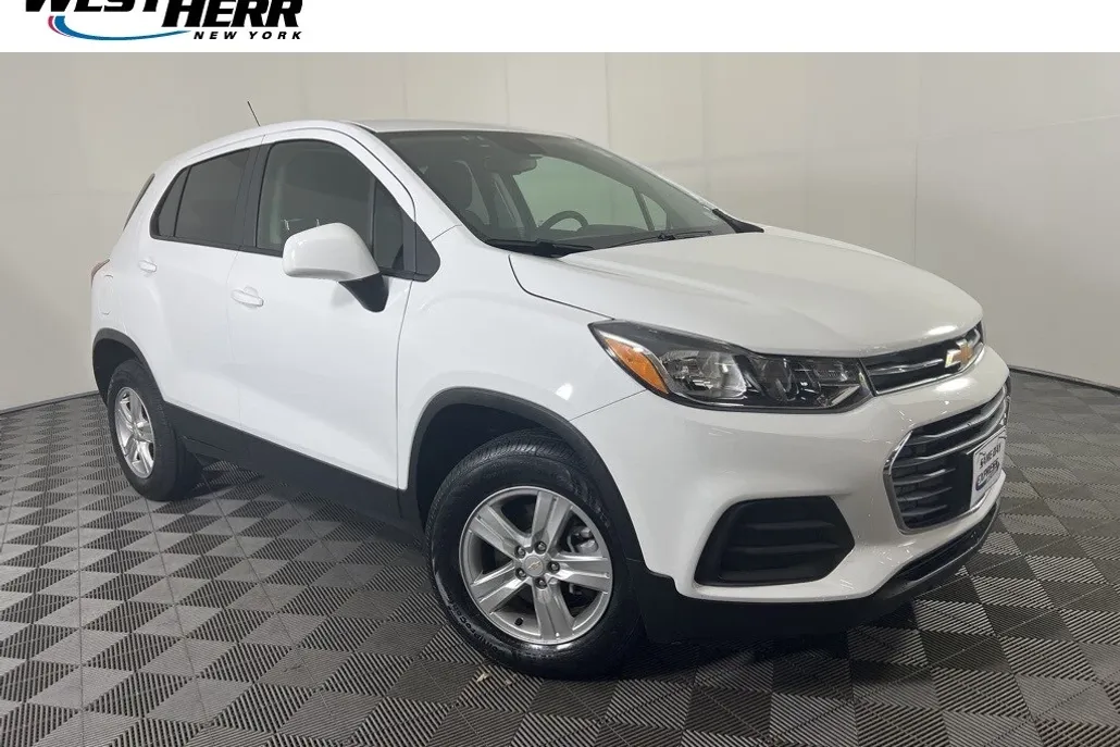 2022 Chevrolet Trax LS photo 1
