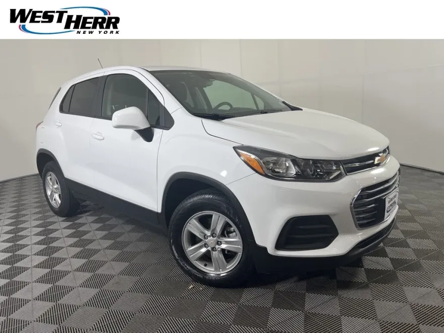 2022 Chevrolet Trax LS photo 1