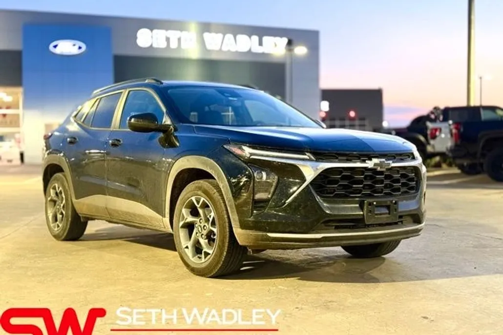 2025 Chevrolet Trax LT photo 1