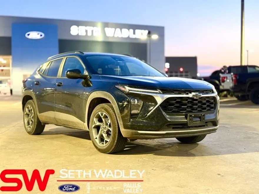 2025 Chevrolet Trax LT photo 1