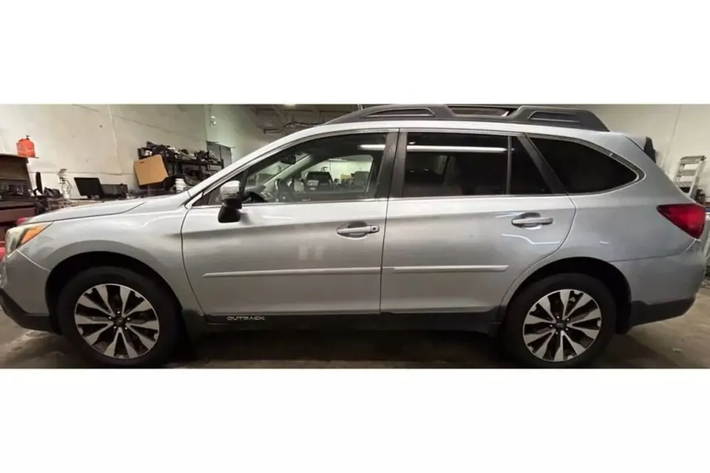 2016 Subaru Outback 2.5i Limited photo 1
