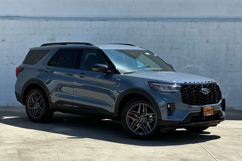 2025 Ford Explorer ST-Line photo 1