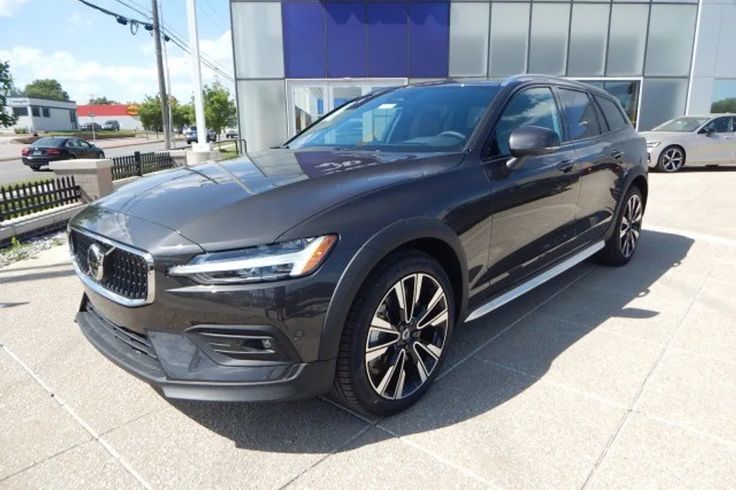 2025 Volvo V60 Cross Country B5 photo 1