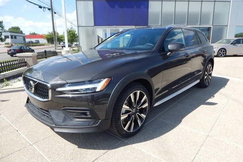 2025 Volvo V60 Cross Country B5 photo 1
