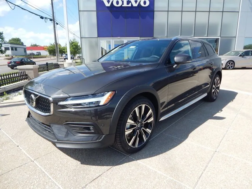 2025 Volvo V60 Cross Country B5 photo 1