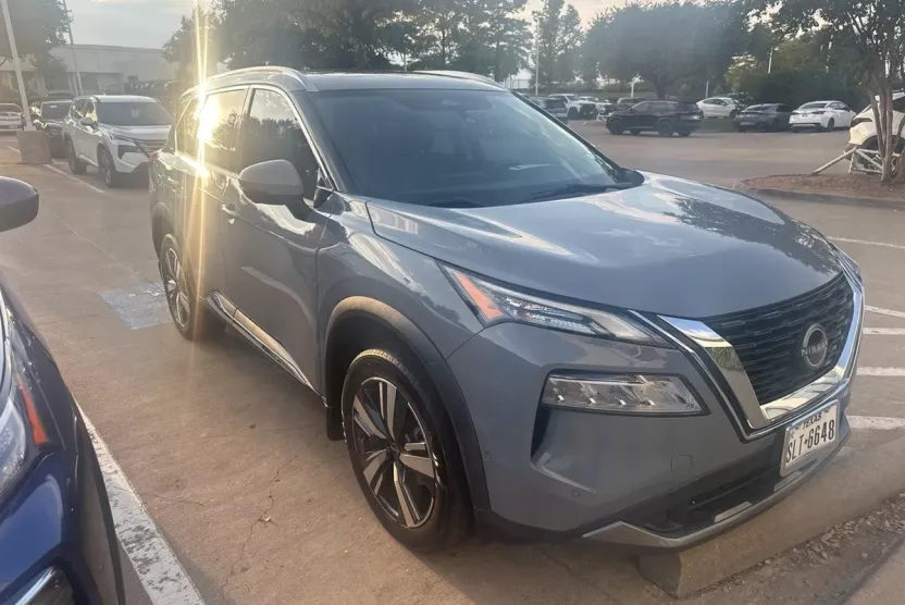 2023 Nissan Rogue SL photo 1