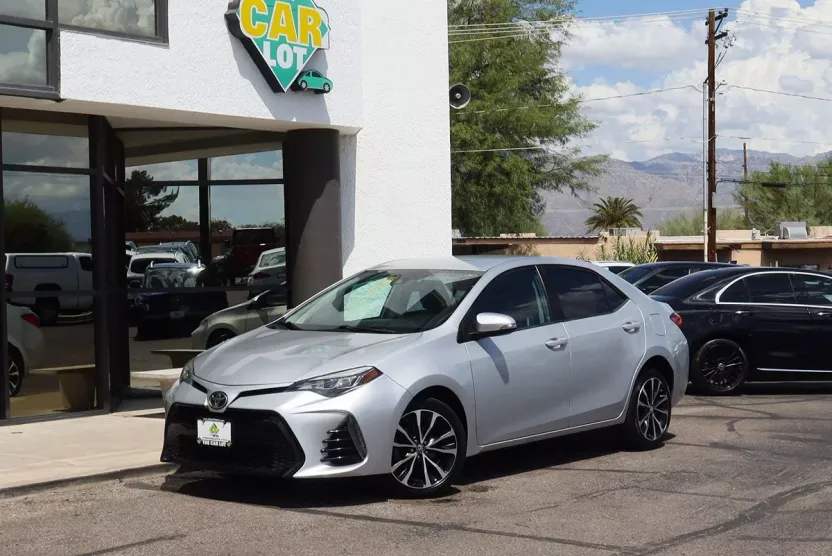 2017 Toyota Corolla SE photo 1
