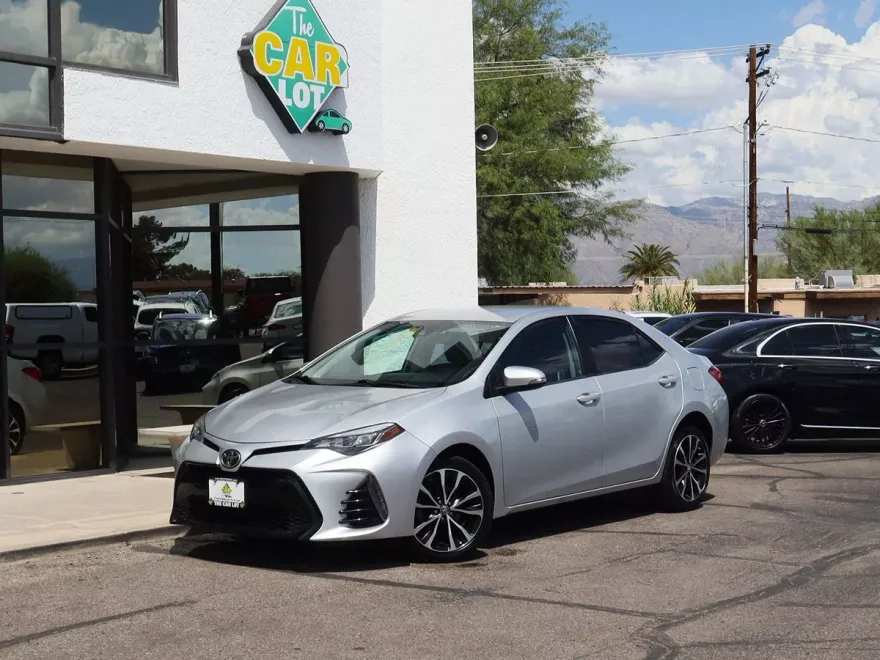 2017 Toyota Corolla SE photo 1