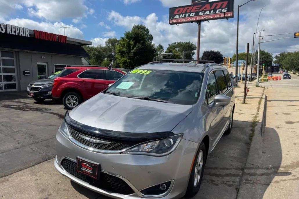 2017 Chrysler Pacifica Touring Plus photo 1
