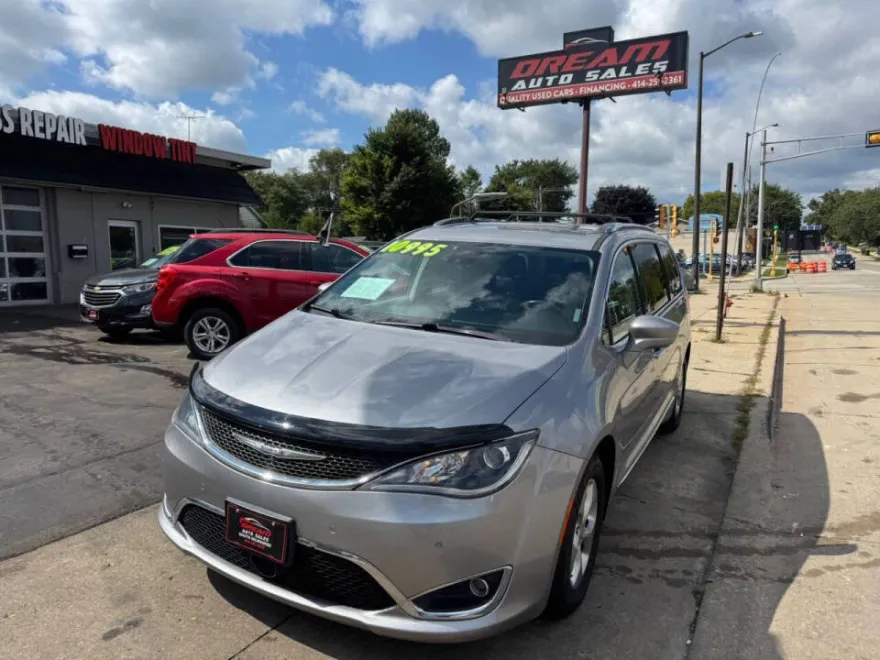 2017 Chrysler Pacifica Touring Plus photo 1
