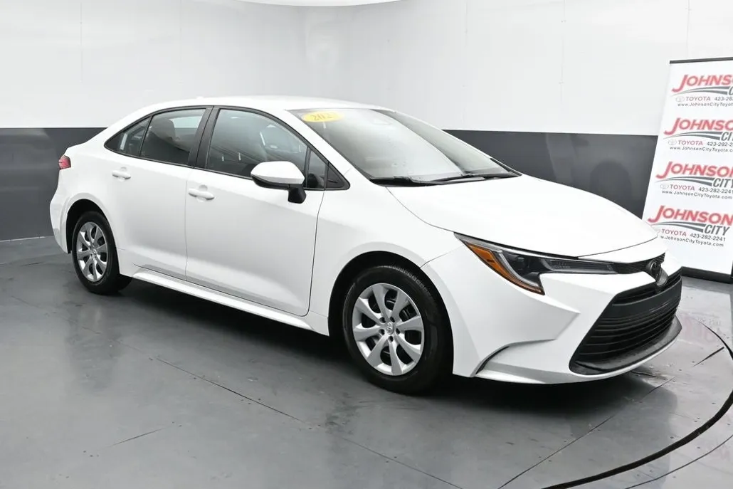2023 Toyota Corolla LE photo 1