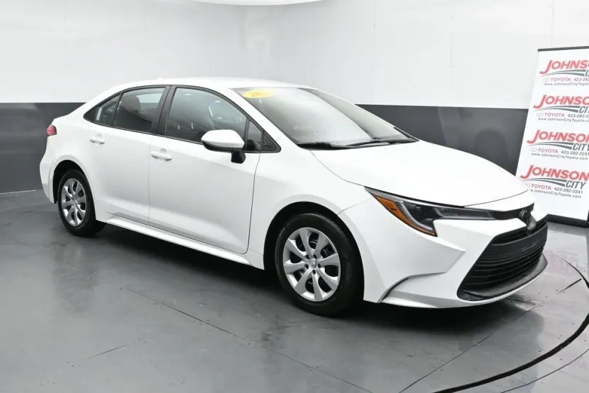2023 Toyota Corolla LE photo 1