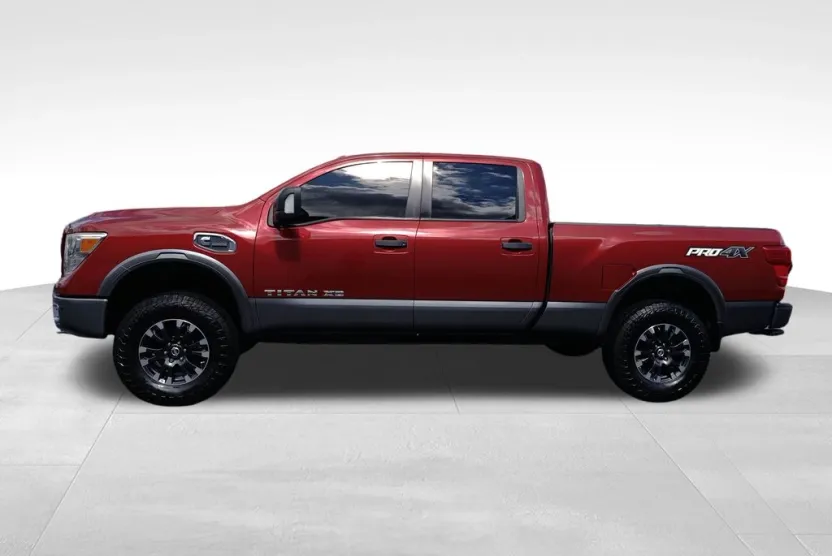 2017 Nissan Titan PRO-4X photo 1