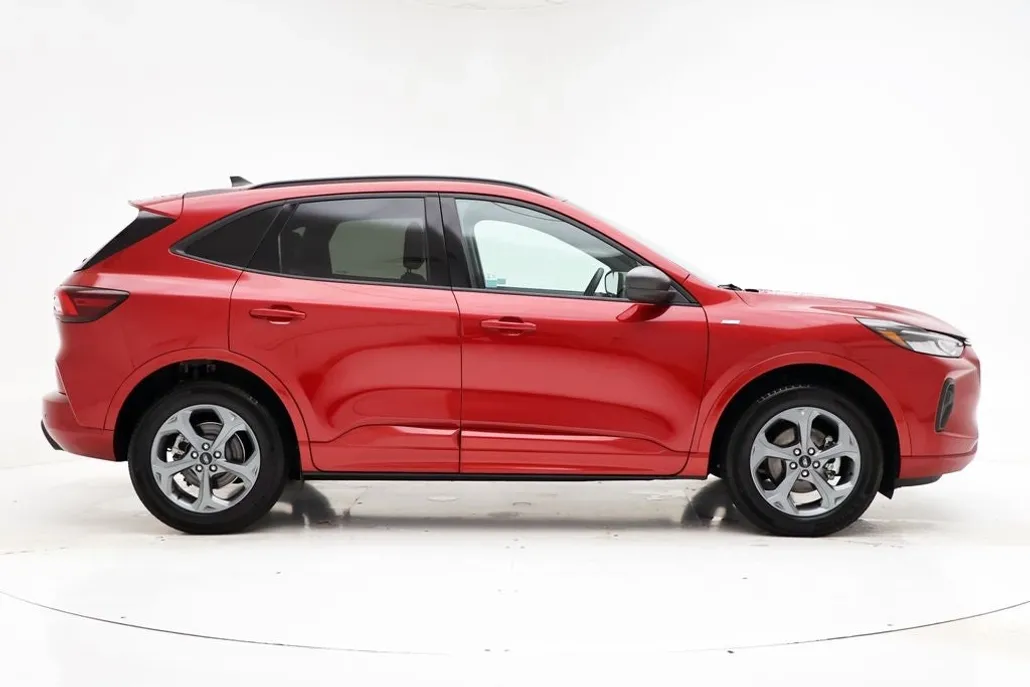 2023 Ford Escape ST-Line photo 1