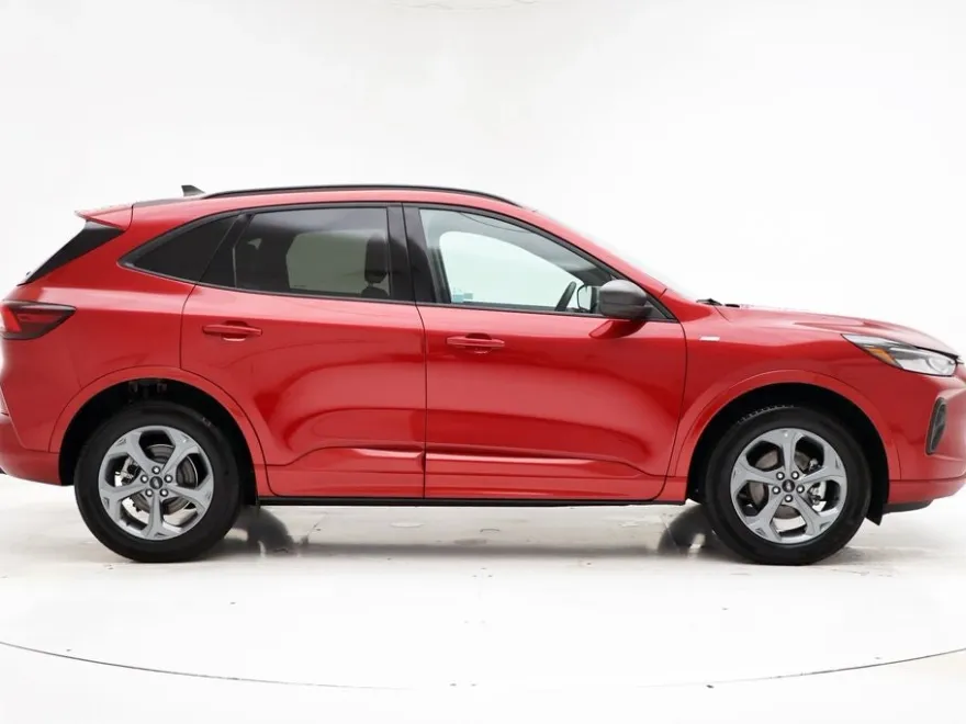 2023 Ford Escape ST-Line photo 1