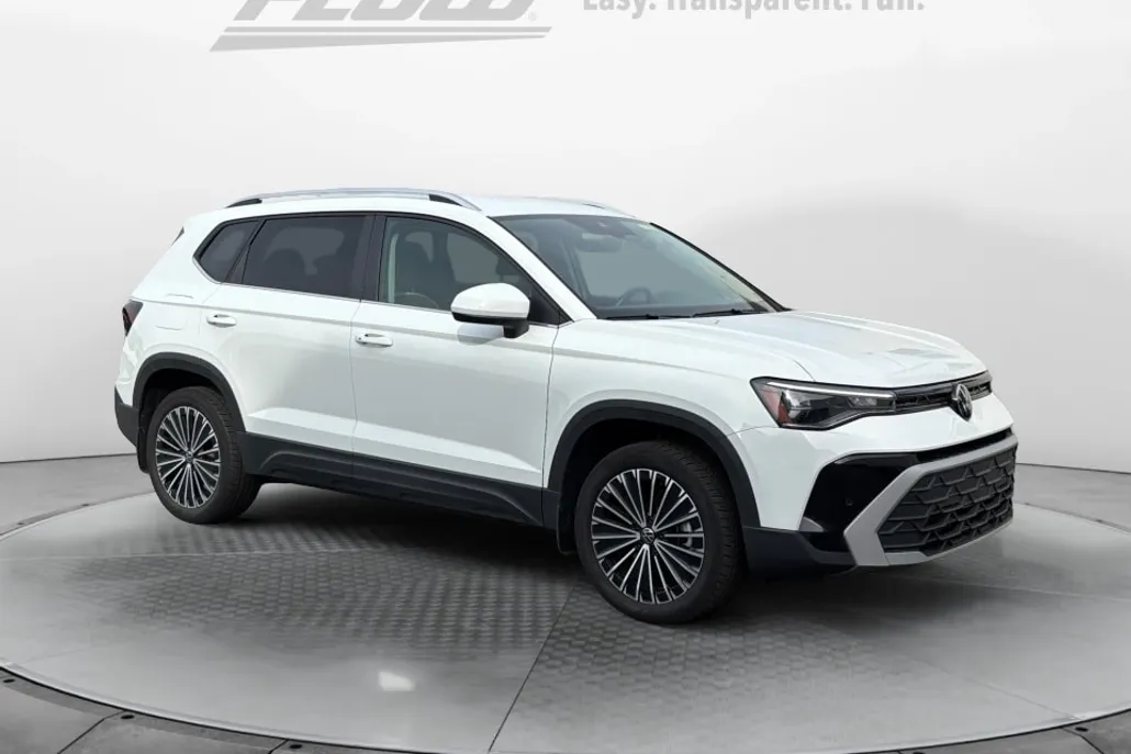 2025 Volkswagen Taos SE photo 1