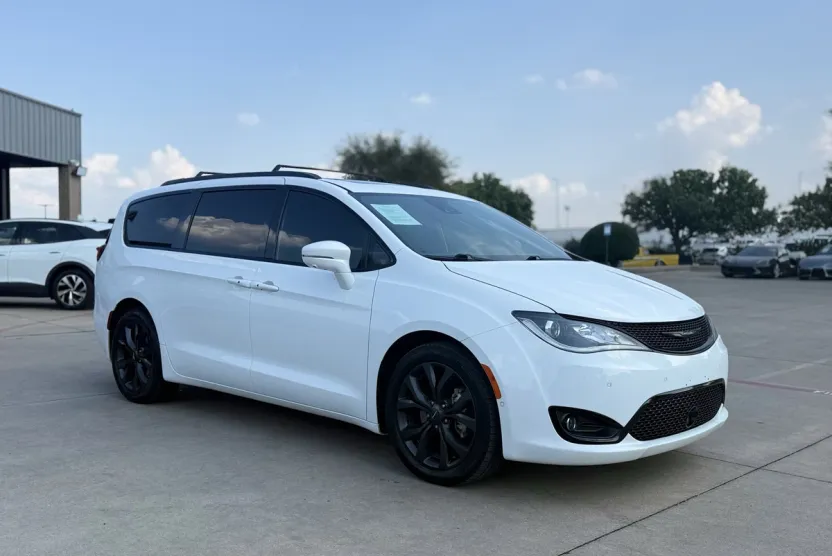 2018 Chrysler Pacifica Limited photo 1