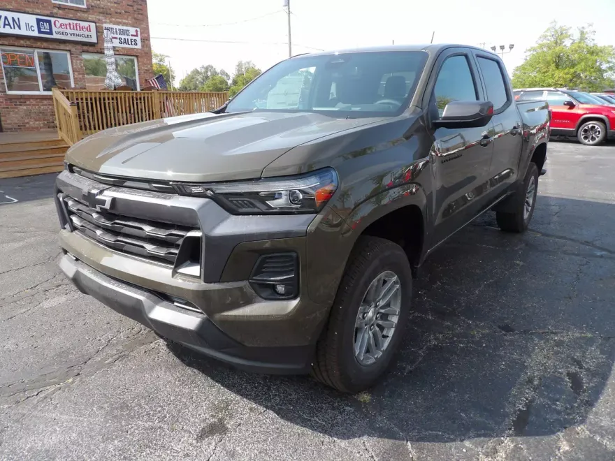 2024 Chevrolet Colorado LT photo 1
