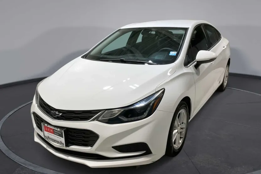 2017 Chevrolet Cruze LT photo 1