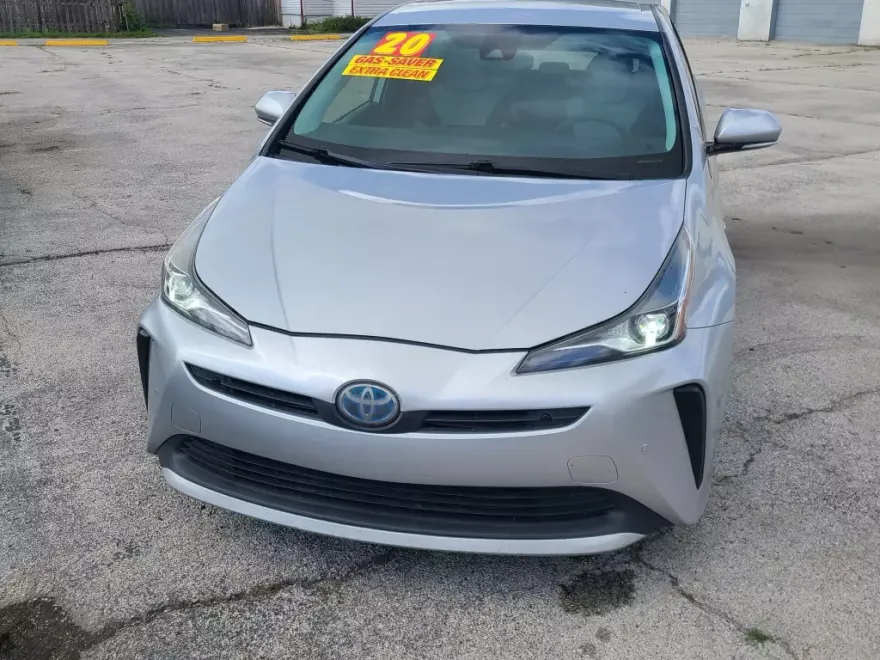 2020 Toyota Prius LE photo 1