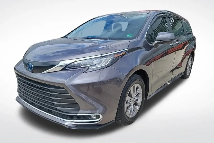 2023 Toyota Sienna XLE photo 1