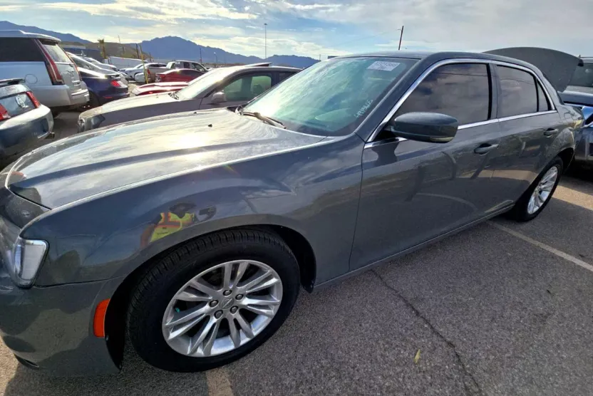 2018 Chrysler 300 Touring Limited photo 1