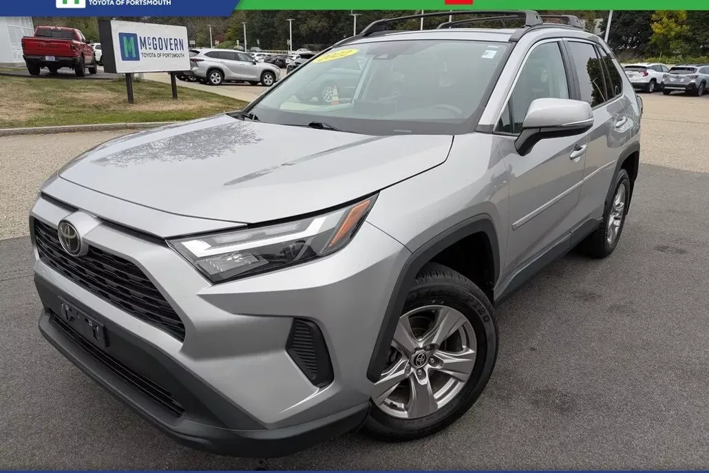 2022 Toyota RAV4 XLE photo 1